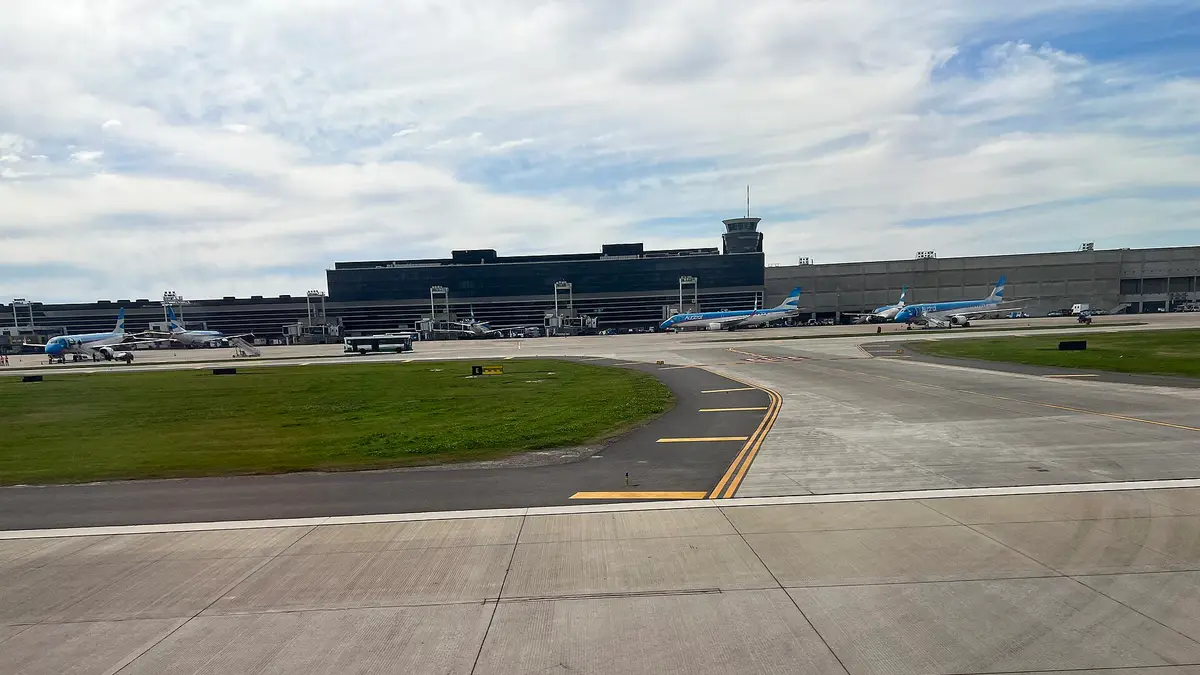 Aviones estacionados frente a la terminal del Aeroparque Jorge Newbery de Buenos Aires