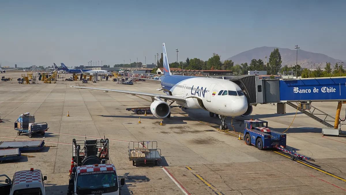 Pasajeros en el hall del aeropuerto internacional de Santiago