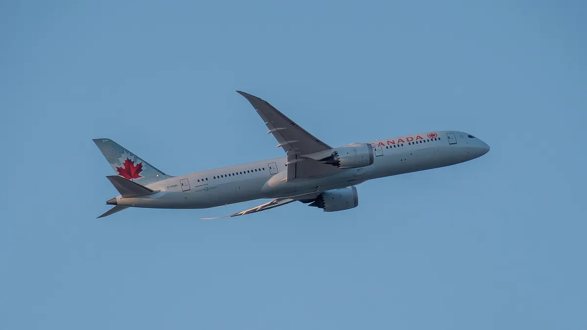 Boeing 787-9 de Air Canada carreteando en el aeropuerto de Fráncfort
