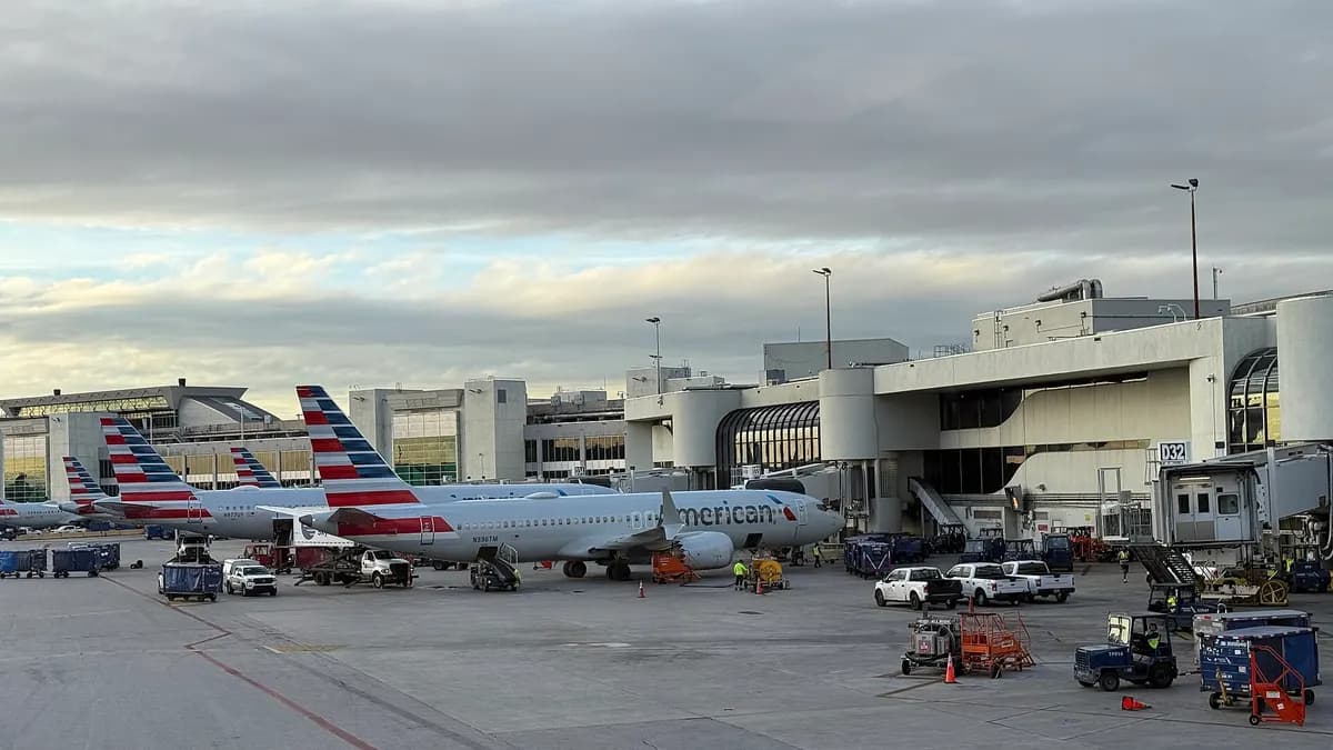 Aviones de American Airlines estacionados en el Terminal D del aeropuerto internacional de Miami