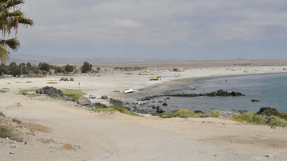 Playa de arena blanca y agua turquesa en Bahía Inglesa, Atacama