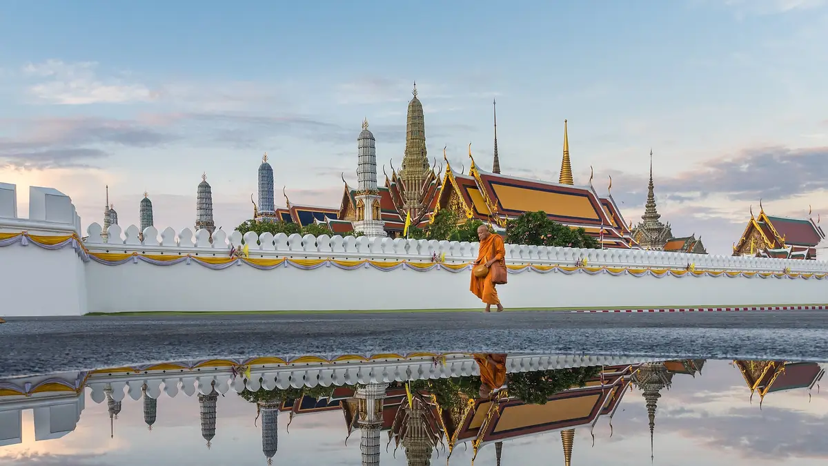 Templo del Buda de Esmeralda en Bangkok reflejado en el agua al amanecer