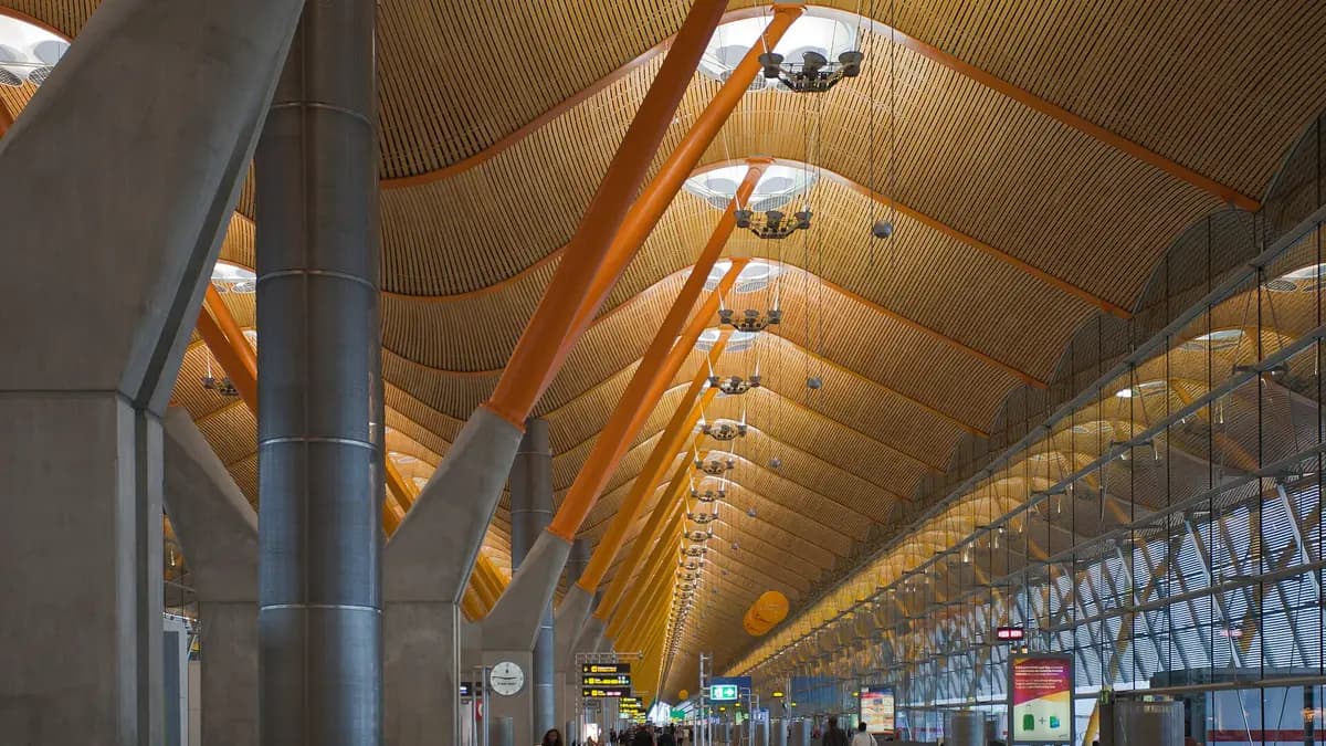 Pasajeros caminando por la terminal 4 del aeropuerto de Madrid-Barajas