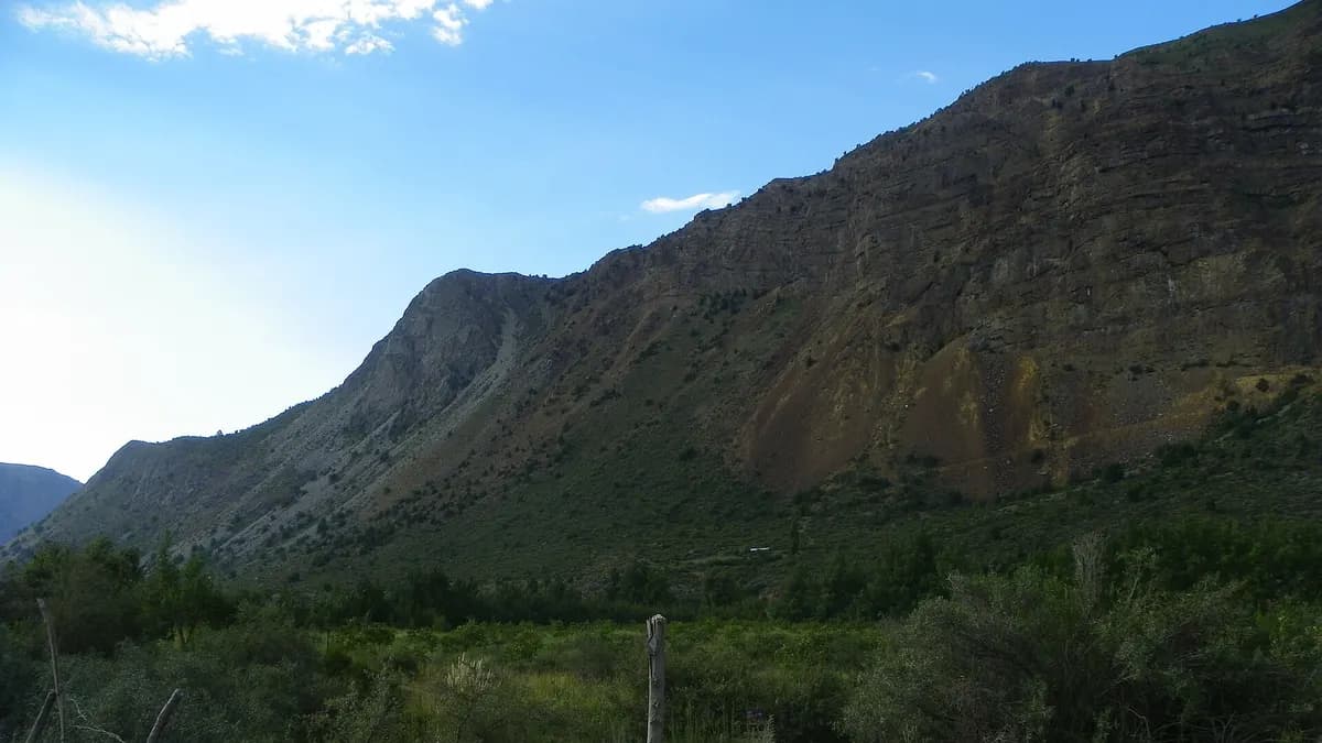 Río Maipo entre cerros cubiertos de vegetación en el sector alto del cajón