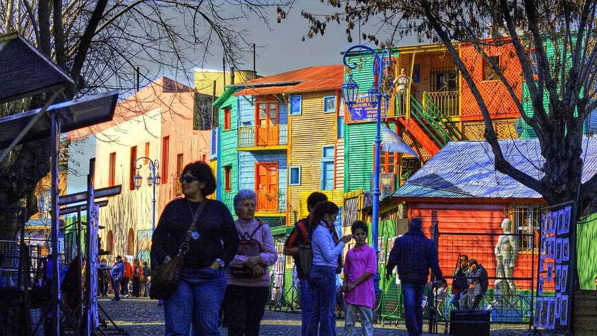 Casas de colores de Caminito en La Boca con turistas caminando