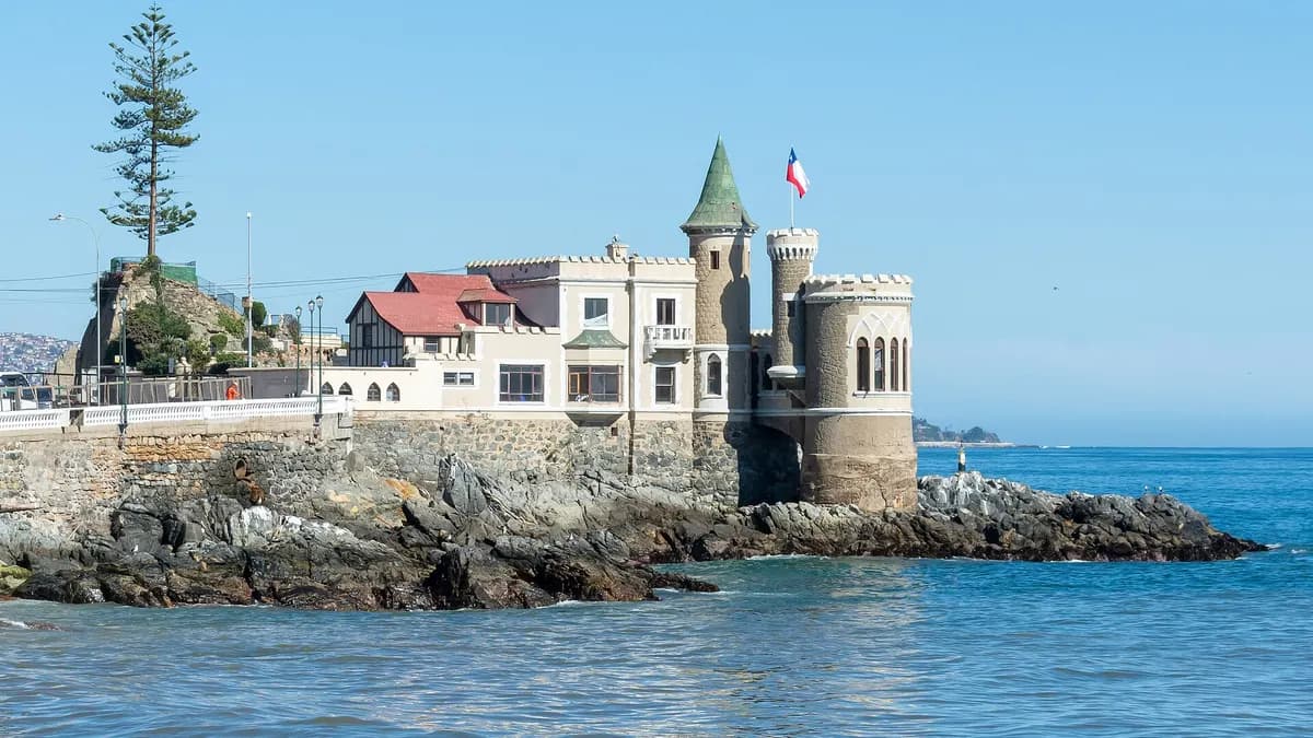 Construcción de piedra con torreones levantada sobre roqueríos frente al mar en Viña del Mar