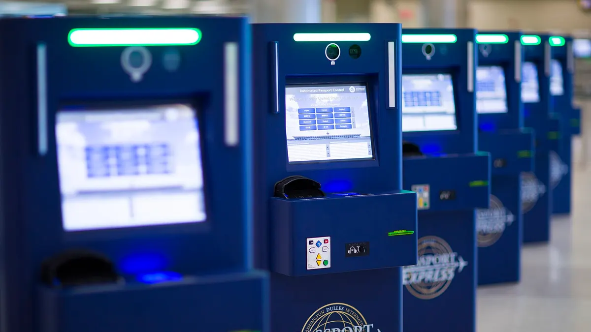 Fila de quioscos automáticos de control de pasaportes de la CBP en un aeropuerto de Estados Unidos