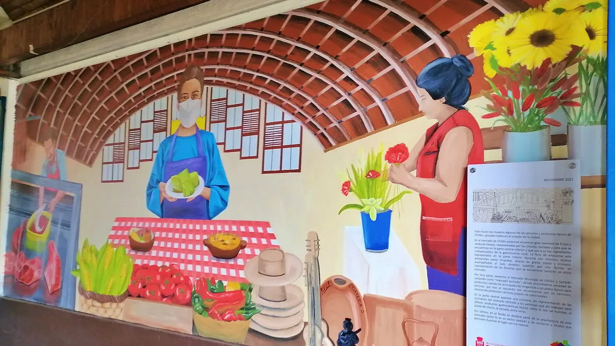 Pared pintada con un mural de colores vivos en el mercado de Chillán