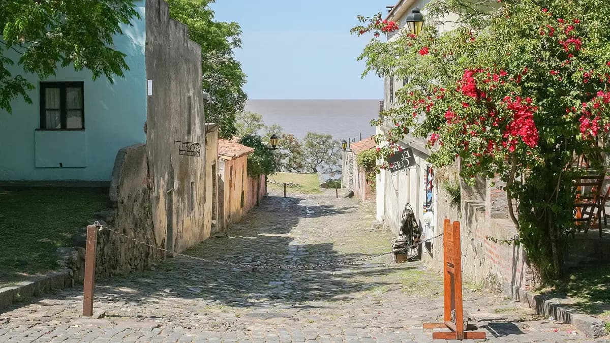 Calle empedrada del barrio histórico de Colonia del Sacramento con casas antiguas