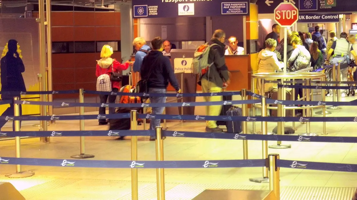 Pasajeros haciendo fila ante el control fronterizo del Reino Unido en la estación Bruselas-Midi