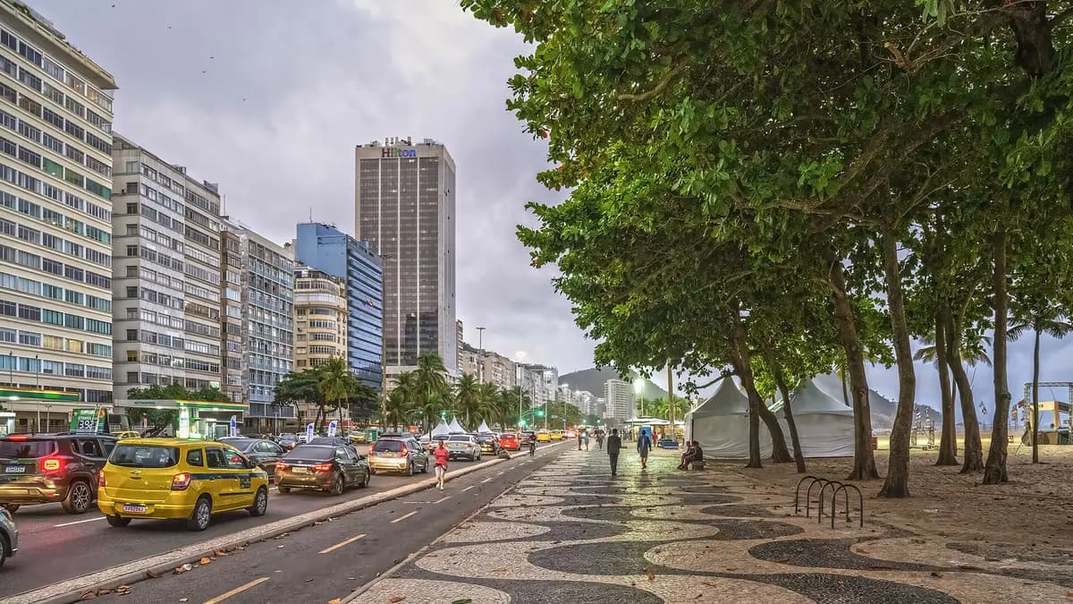 Avenida Atlántica y la costanera de Copacabana en Río de Janeiro