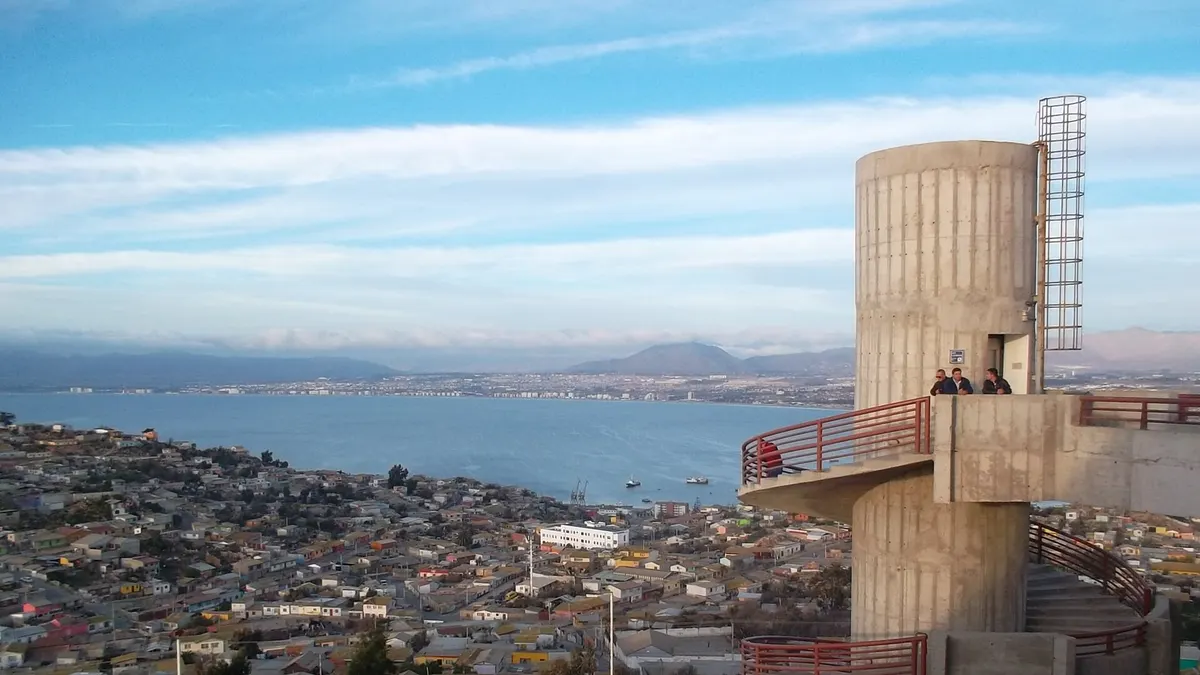 Estructura de la Cruz del Tercer Milenio con su ascensor y la bahía coquimbana atrás