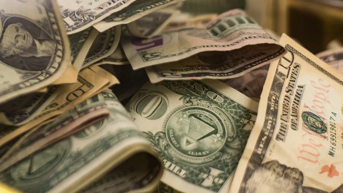 El dólar llega a $990, su nivel más alto de 2026: cuánto más te cuesta viajar al extranjero