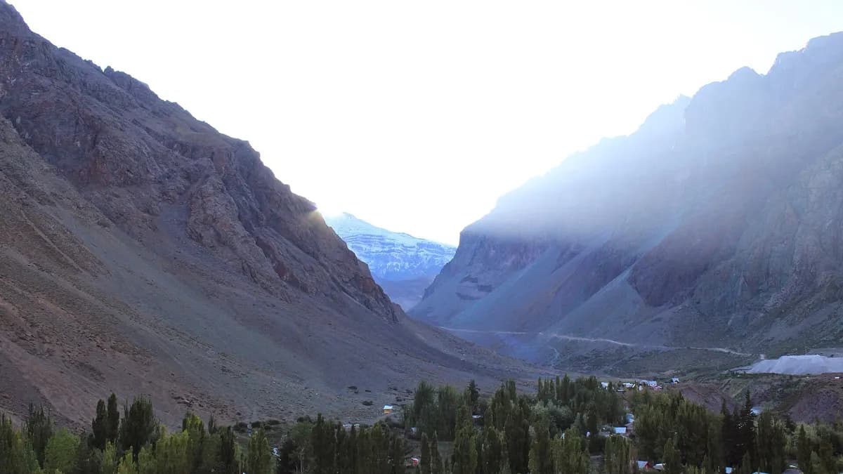 Cerros con nieve y laderas de roca en el valle de El Morado, por encima de Baños Morales