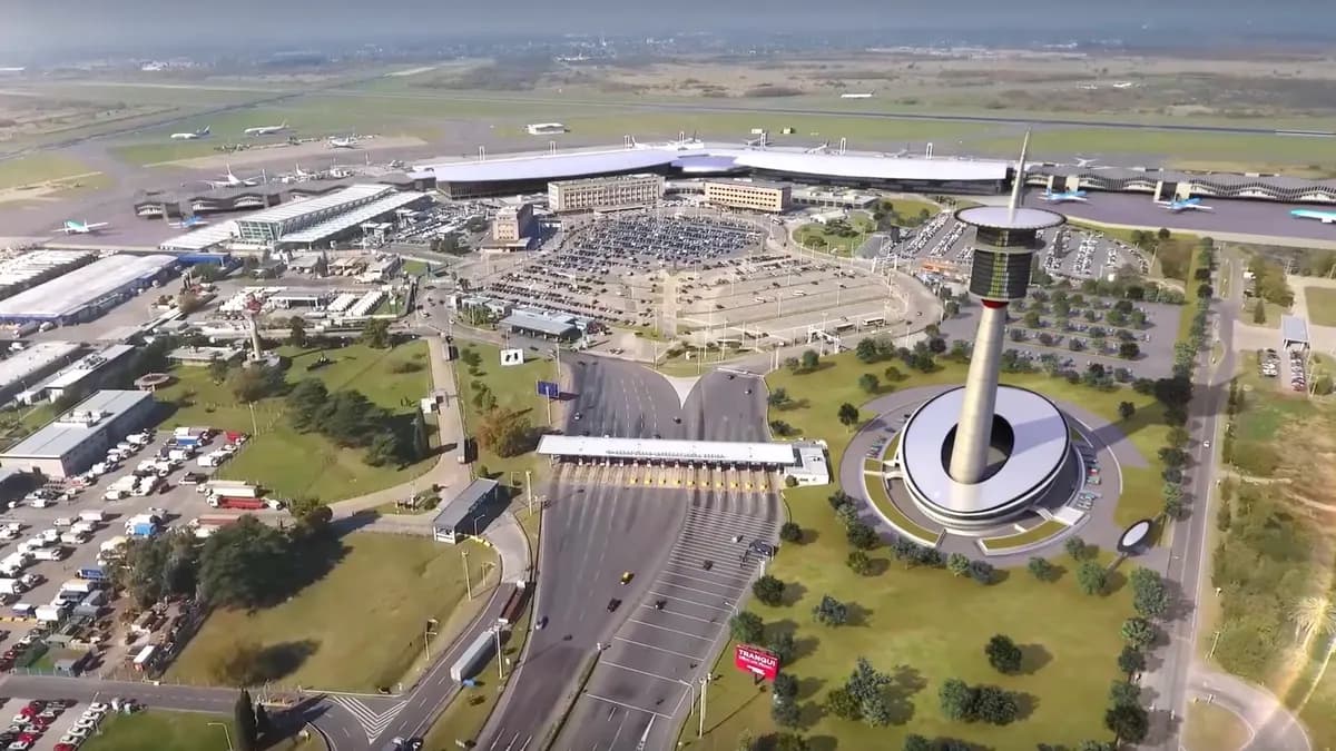 Vista aérea del aeropuerto internacional de Ezeiza con sus terminales y plataformas