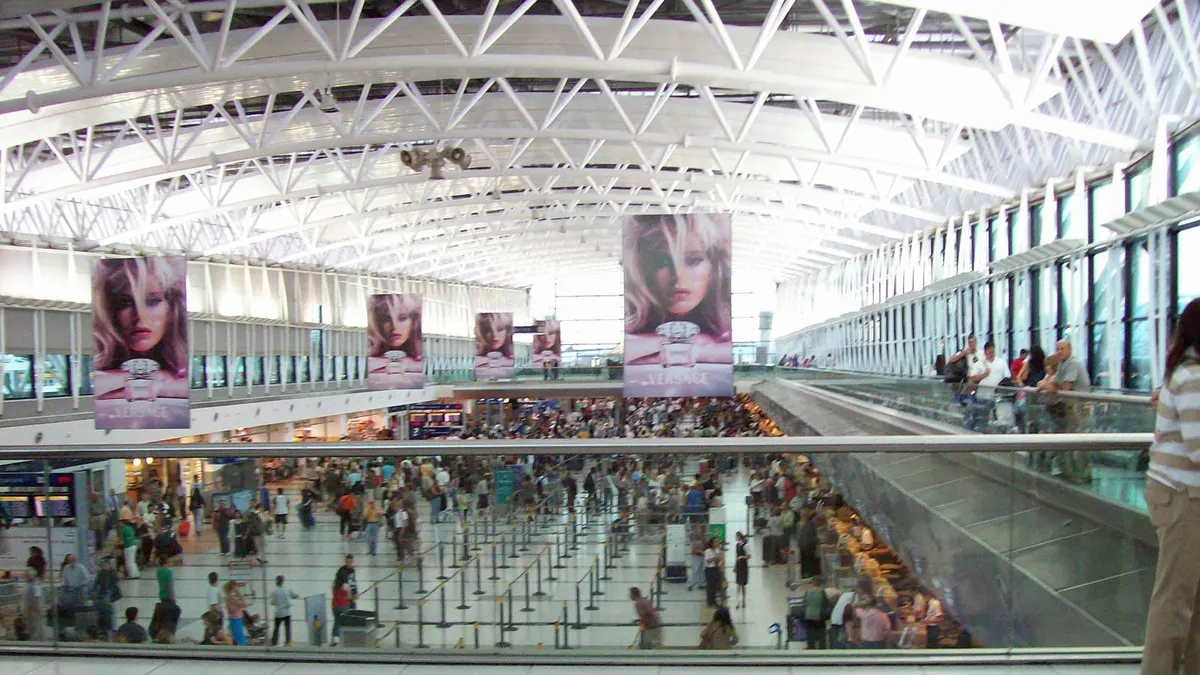 Interior de la Terminal A del aeropuerto de Ezeiza con pasajeros y mostradores
