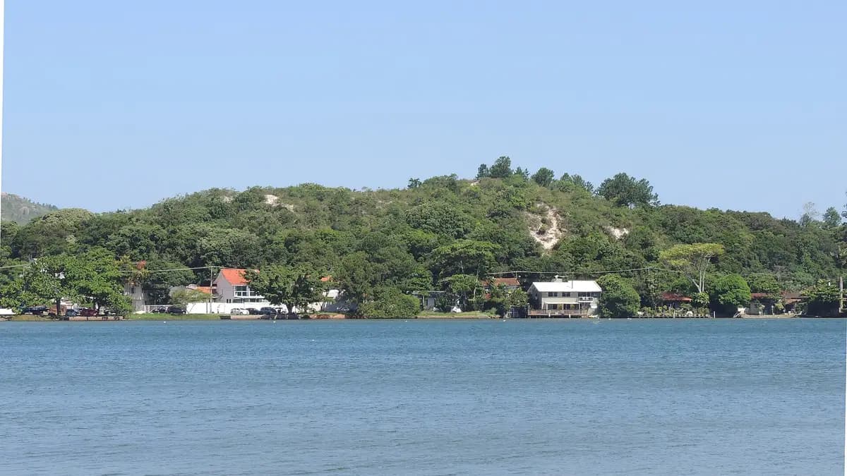 Laguna de la Conceição en Florianópolis con cerros verdes y casas en la orilla