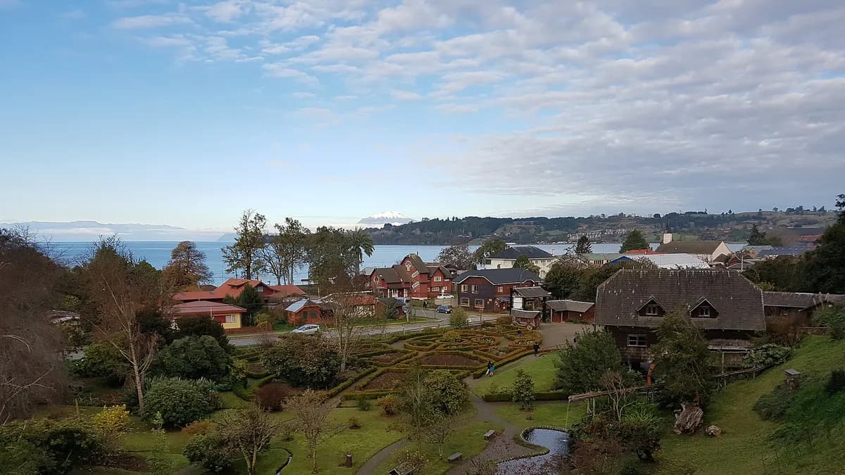 Toma aérea del Museo Colonial Alemán con sus jardines, casas de madera y el lago detrás