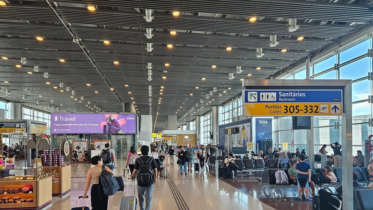 Sala de embarque del Terminal 3 del aeropuerto de Guarulhos en São Paulo con pasajeros esperando