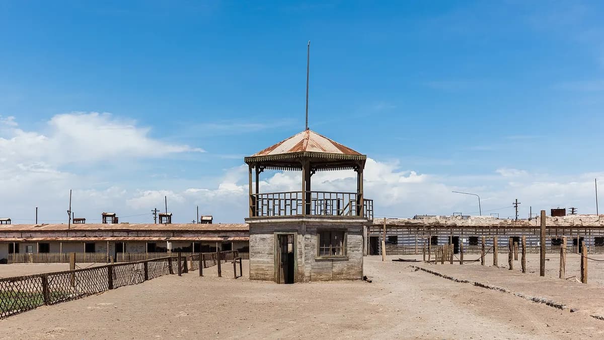 Quiosco y calle de tierra de la oficina salitrera abandonada de Humberstone