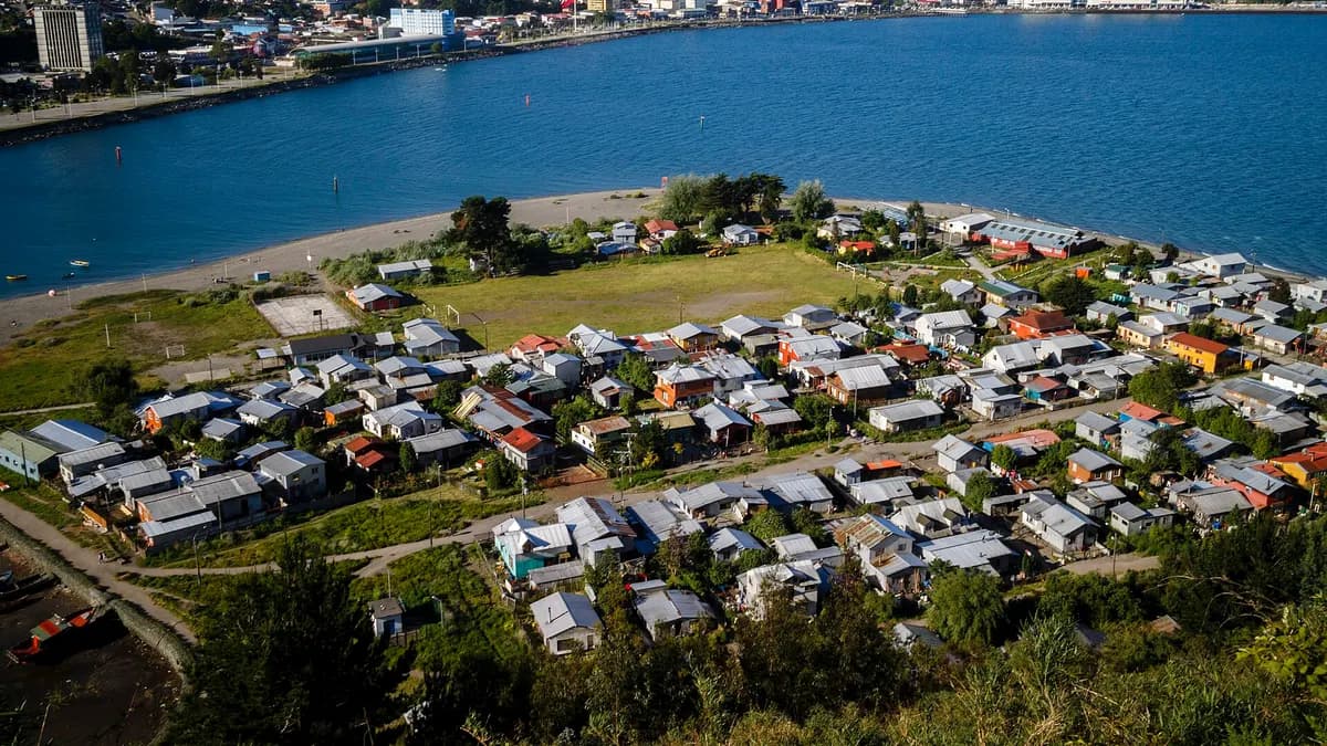Toma aérea del extremo de isla Tenglo con el canal y la ciudad de Puerto Montt