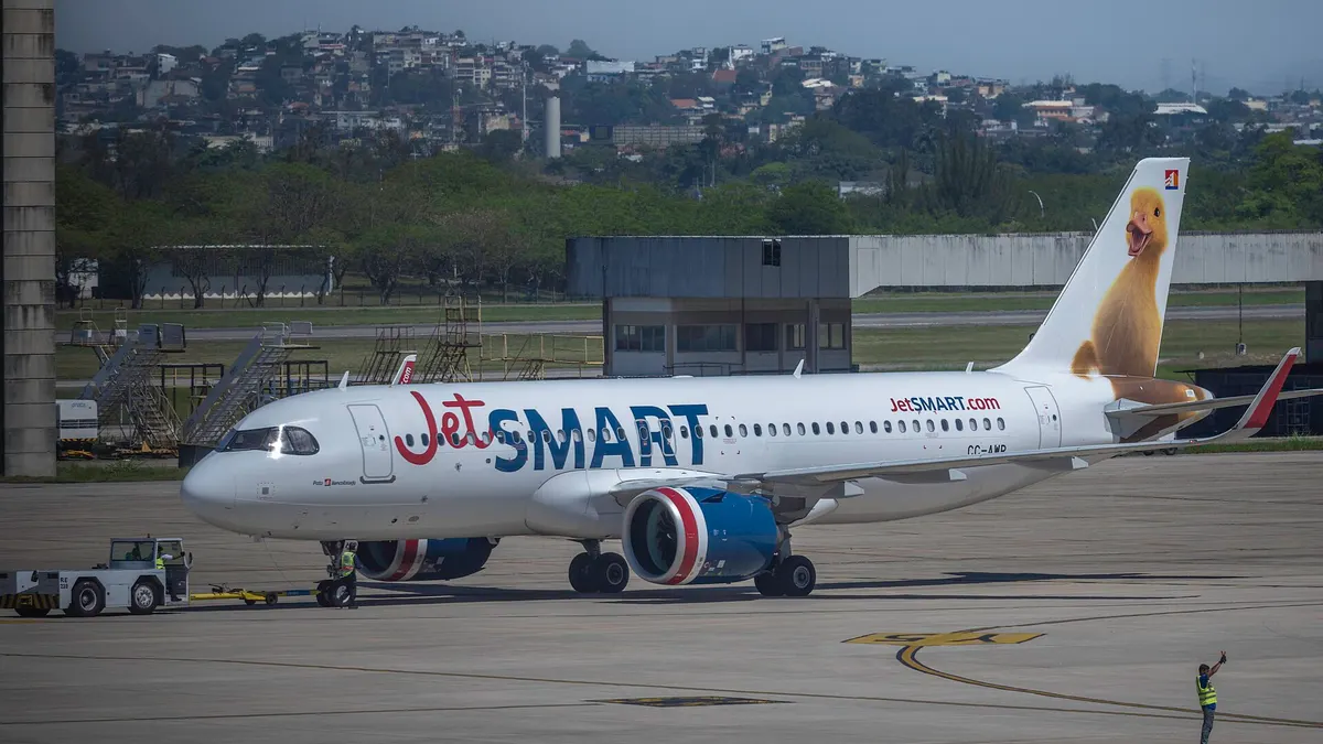 Avión Airbus A320neo de JetSMART despegando