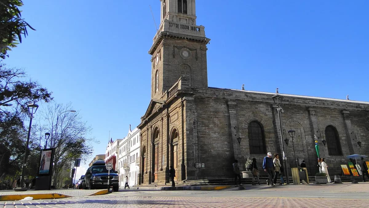 Campanario de piedra de la catedral serenense sobre una calle del casco antiguo