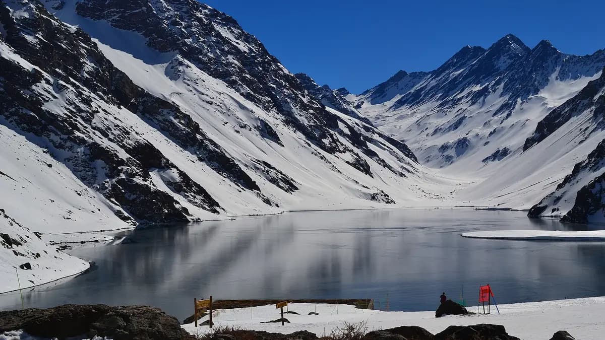 Laguna del Inca rodeada de cerros nevados junto a la ruta al paso Los Libertadores