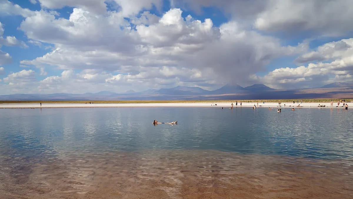 Bañistas flotando de espaldas en el agua salada de Laguna Piedra
