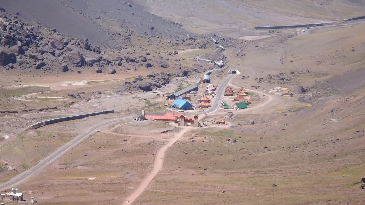Pueblo de Las Cuevas en Argentina visto desde el camino al Cristo Redentor, con montañas alrededor