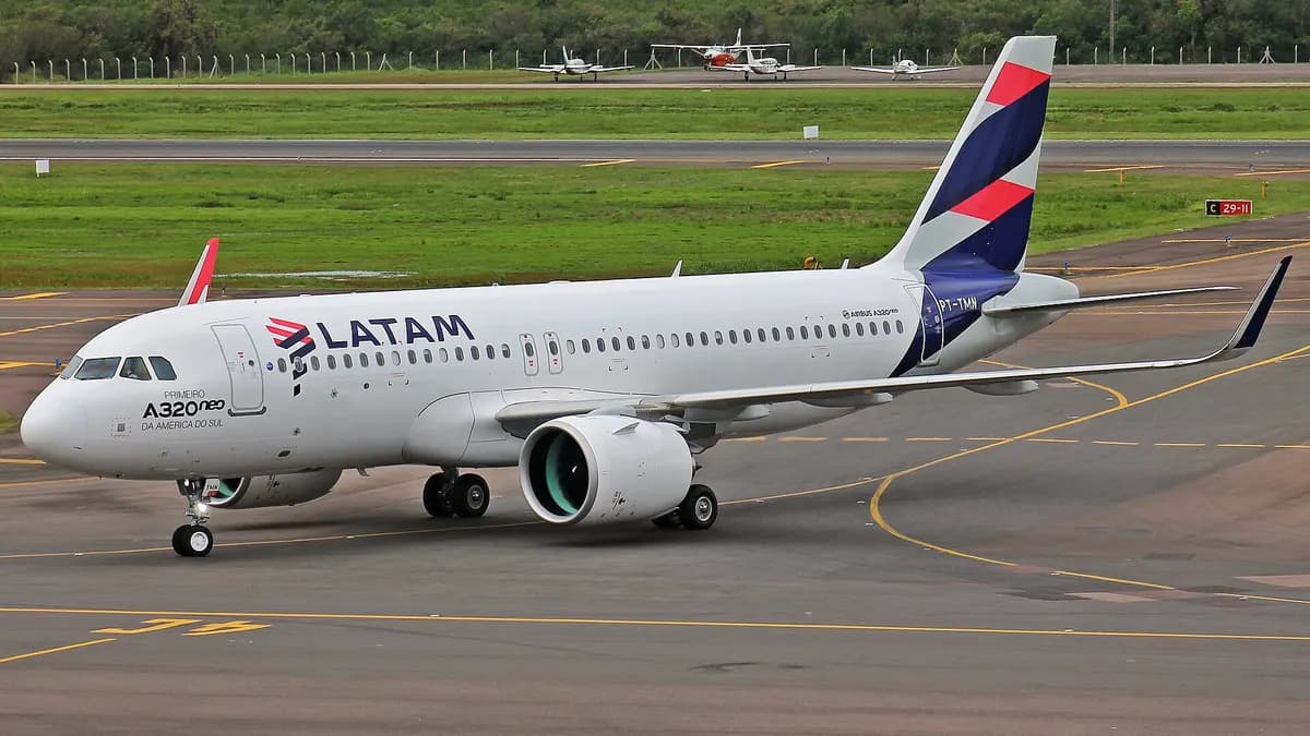 Avión Airbus A320neo de LATAM en la pista