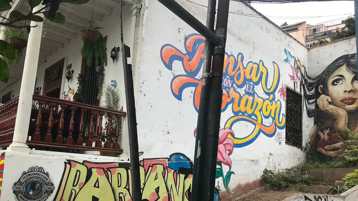 Casona y muros pintados en el barrio de Barranco, en Lima