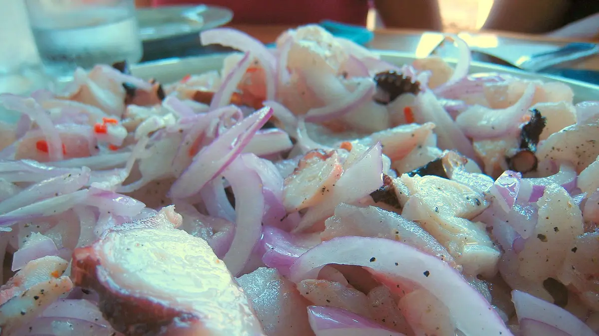 Plato de ceviche de lenguado con cebolla morada en Lima