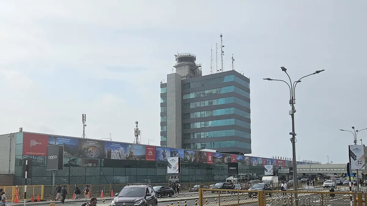Edificio del terminal Jorge Chávez de Lima visto desde fuera, con la torre de control