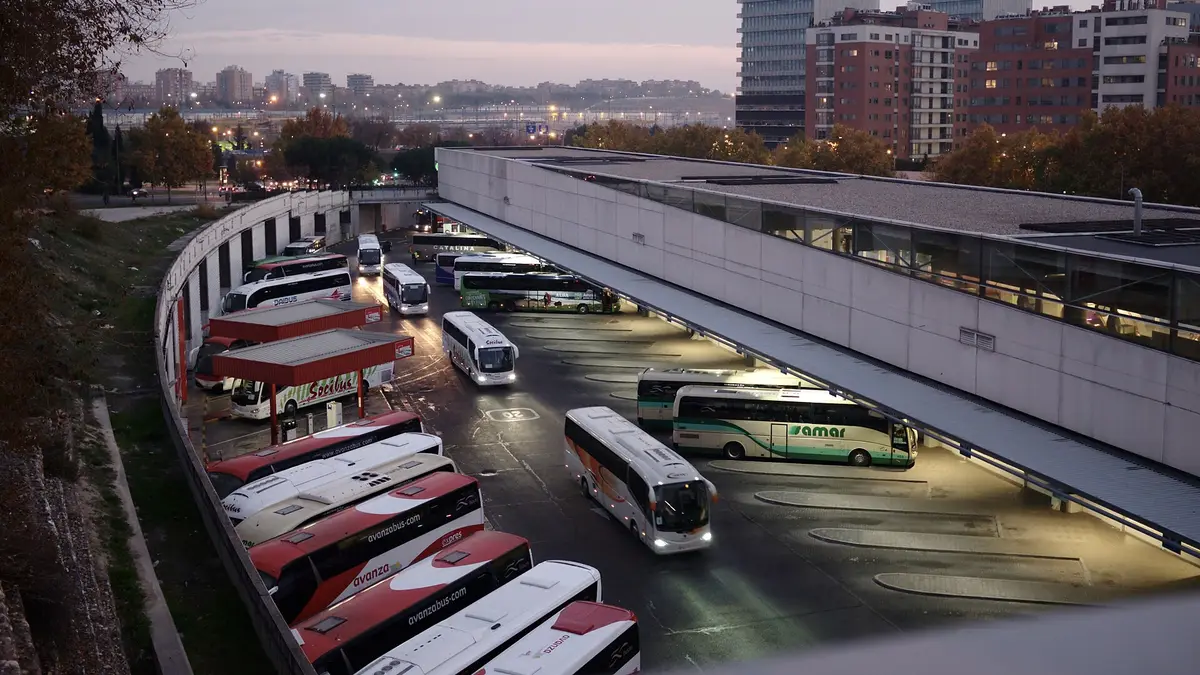Andenes de la Estación Sur de Autobuses de Madrid con buses estacionados