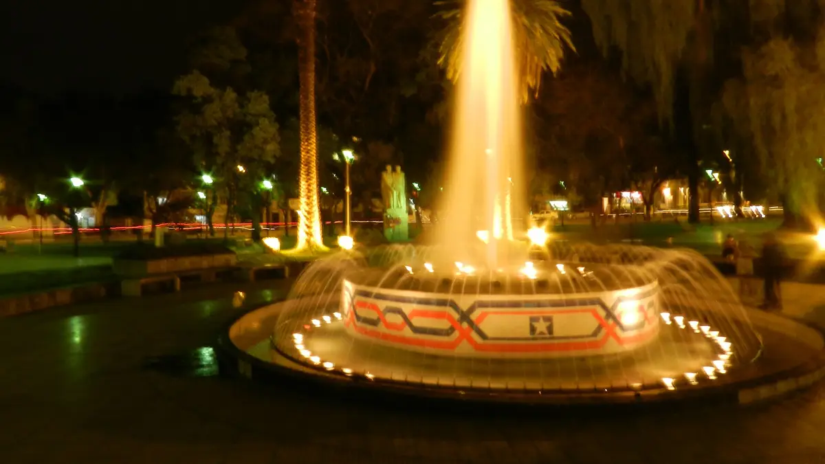 Plaza Chile de la ciudad de Mendoza con árboles y senderos