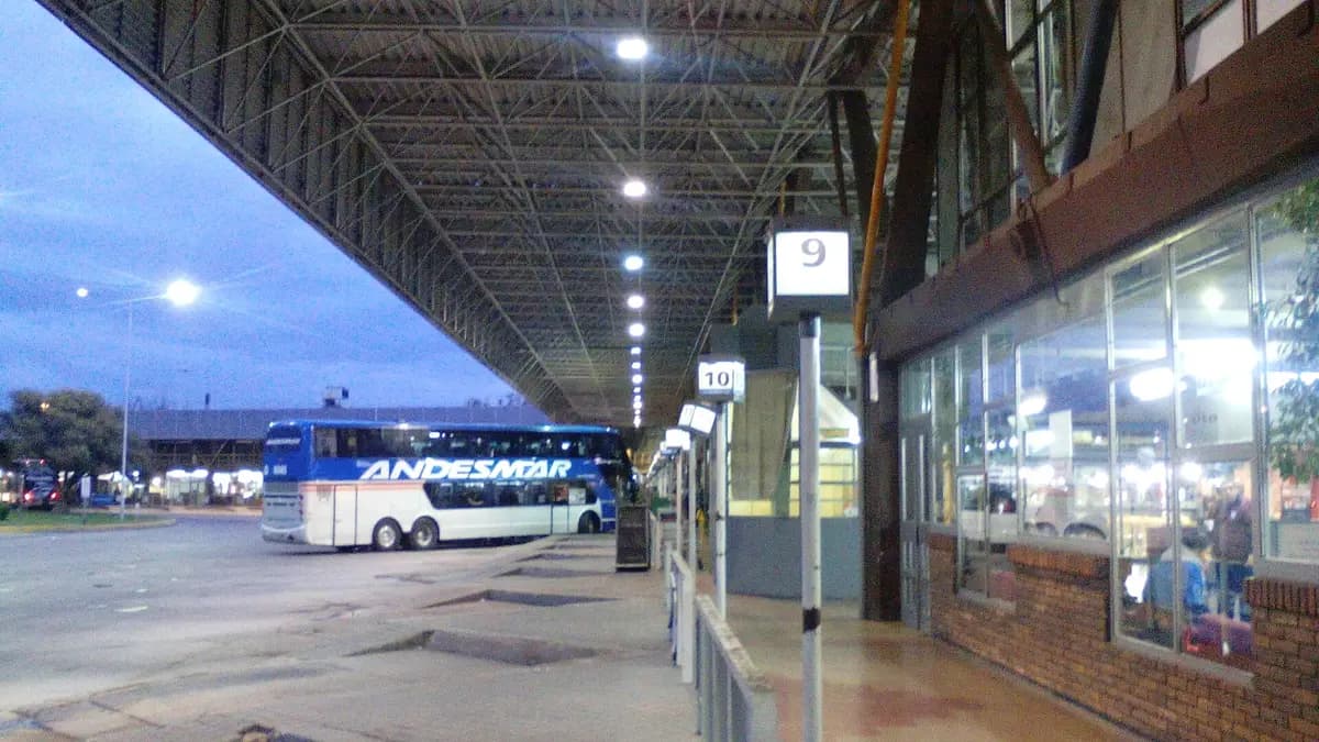 Andenes techados del Terminal del Sol de Mendoza con un bus de dos pisos estacionado
