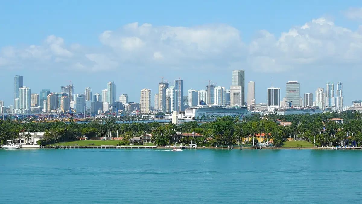 Rascacielos del centro de Miami vistos desde la bahía de Biscayne