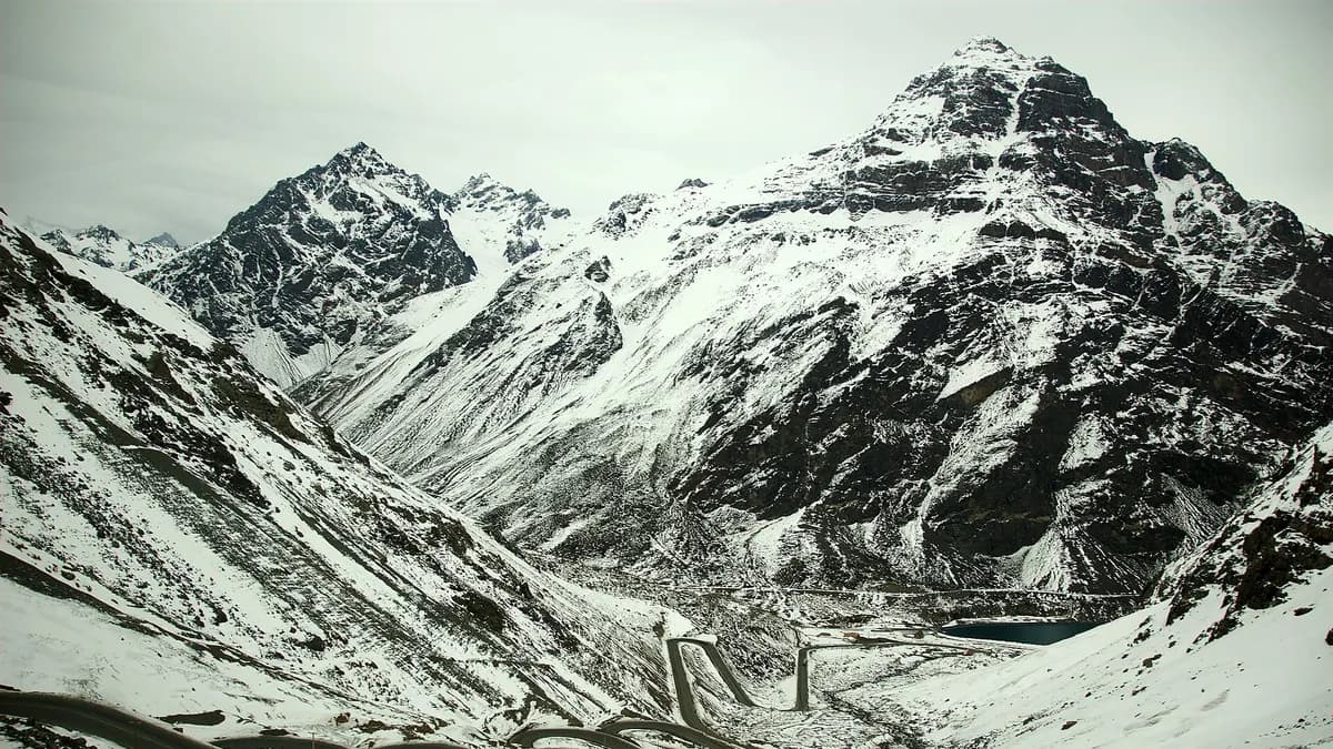 Camino de Los Caracoles con curvas cerradas subiendo hacia la frontera con Argentina