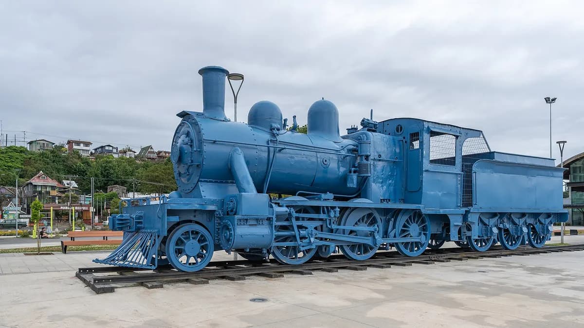 Antigua locomotora azul exhibida al aire libre en Puerto Montt