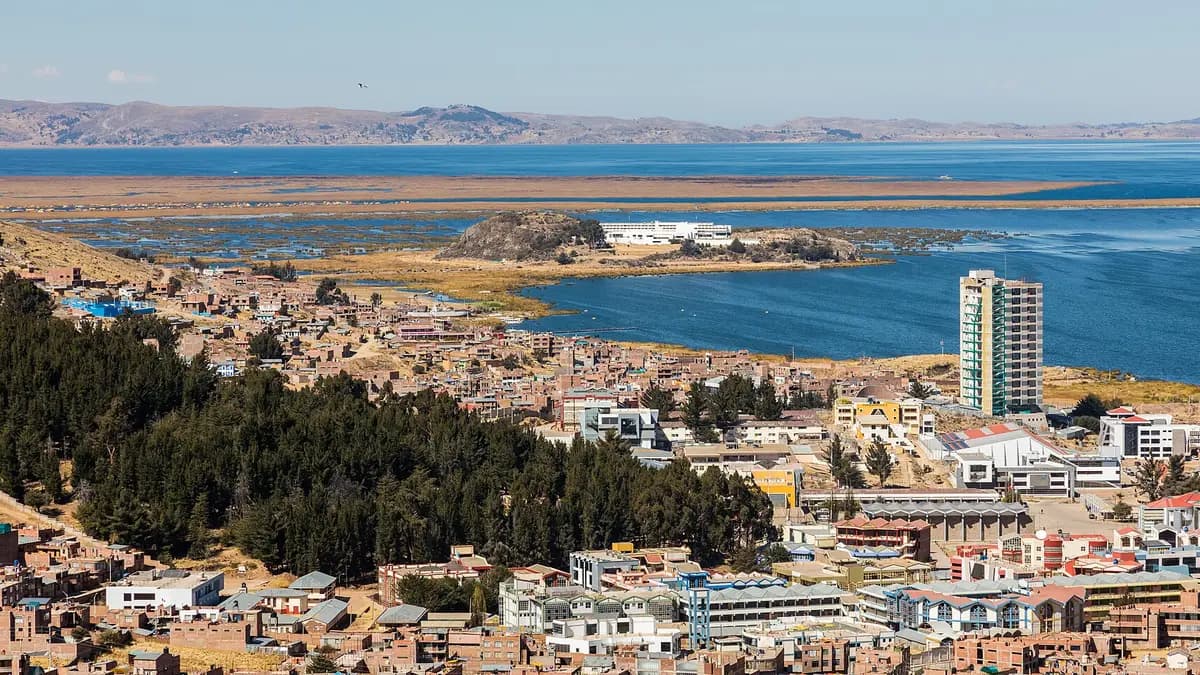 Vista de la ciudad de Puno con el lago Titicaca al fondo