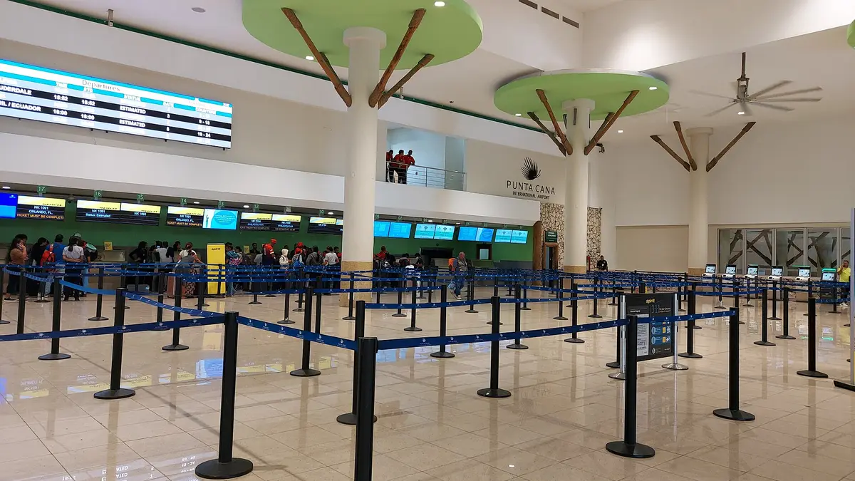Sala de embarque del aeropuerto internacional de Punta Cana con techos de estilo tropical
