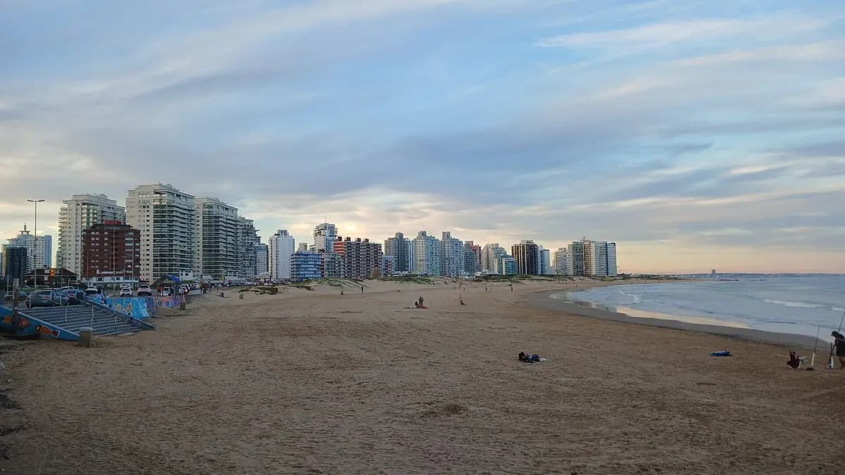 Playa Brava de Punta del Este al atardecer con edificios frente al mar