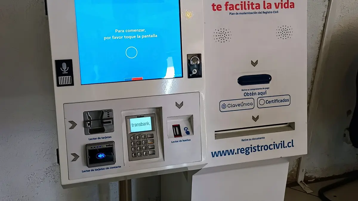 Tótem de autoatención del Registro Civil con pantalla táctil y lector de huellas