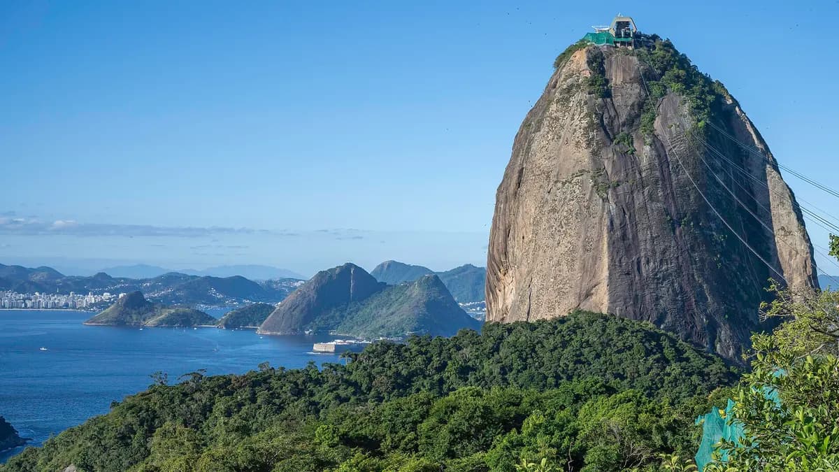 Cerro Pan de Azúcar sobre la bahía de Guanabara en Río de Janeiro con edificios y bote en primer plano