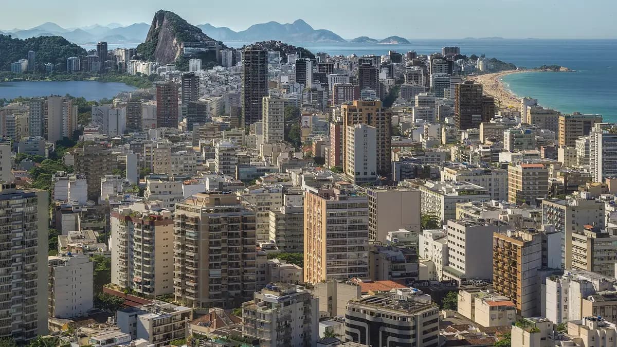 Vista aérea de Ipanema y Leblon con edificios, la playa y el cerro Dois Irmãos al fondo