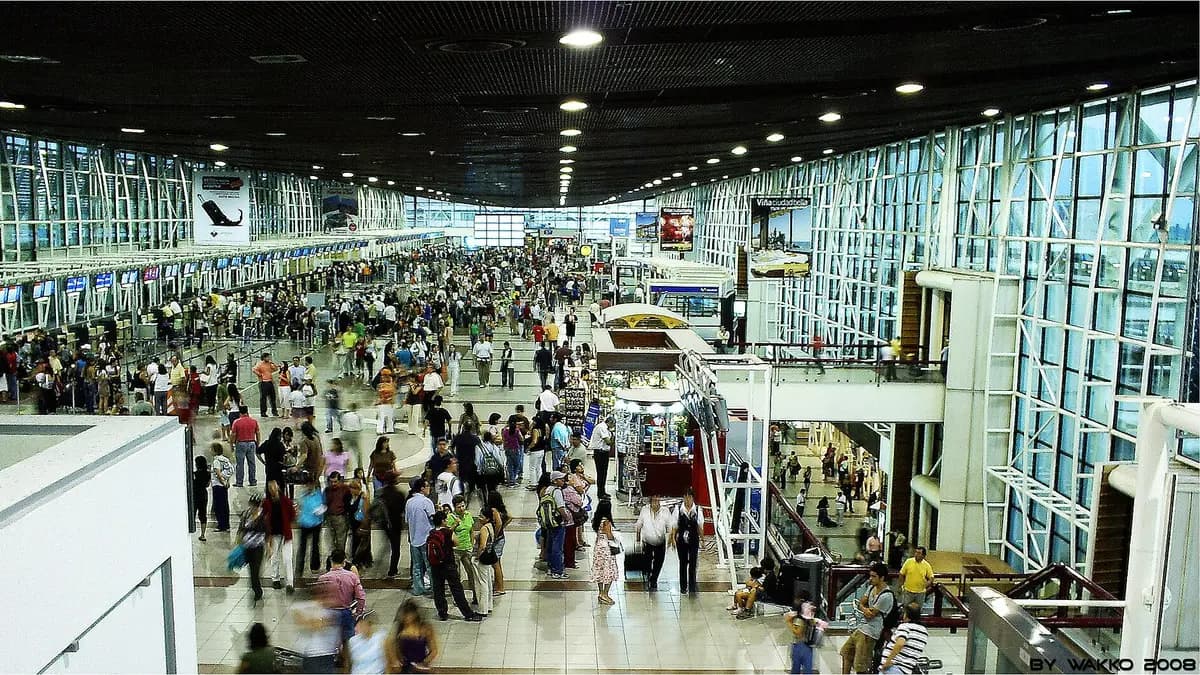 Hall del terminal internacional del aeropuerto de Santiago lleno de pasajeros