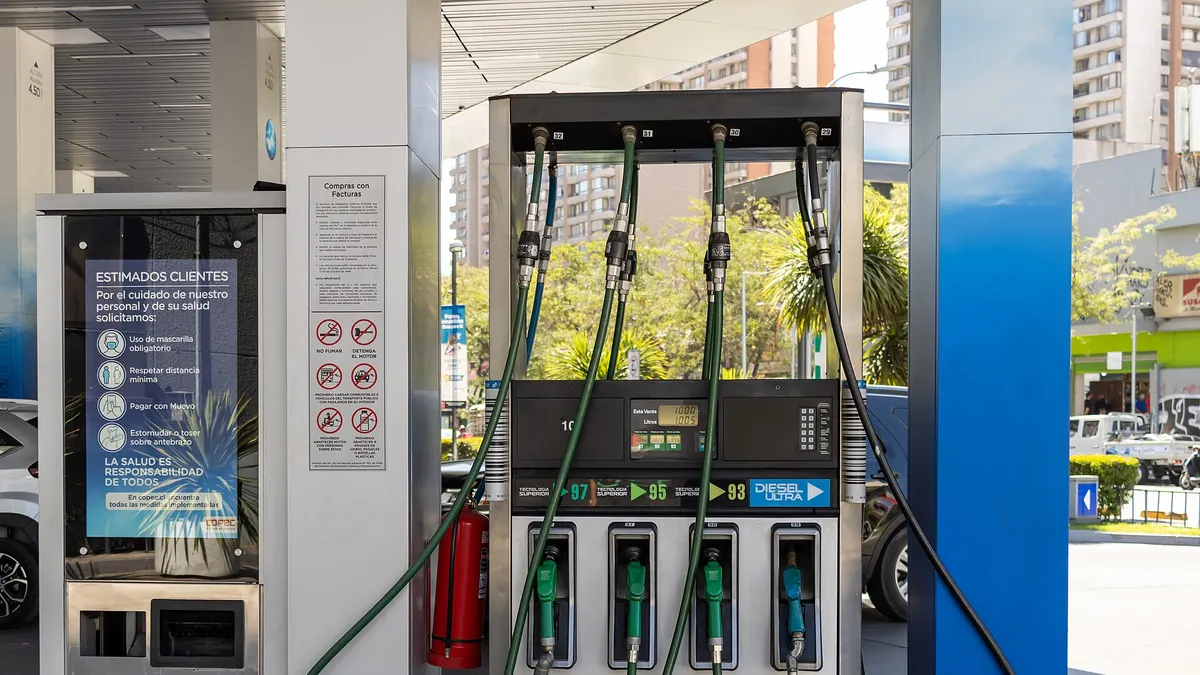Surtidor de combustible en una estación de servicio en Chile