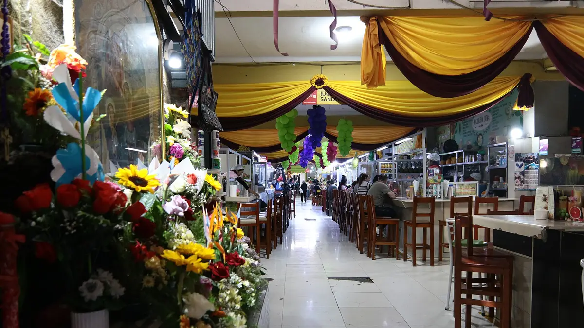 Comerciantes y clientes en el Mercado Central de Tacna