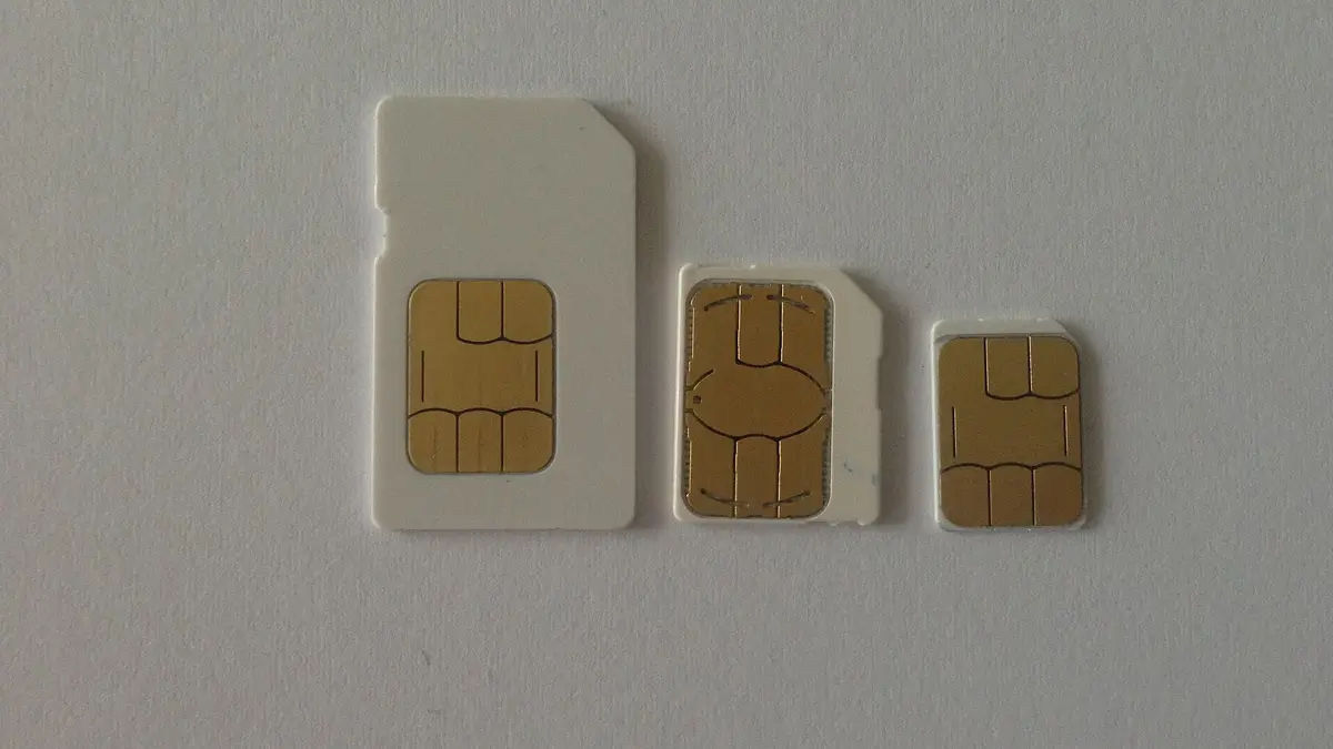 Tres tarjetas SIM de distintos tamaños sobre una mesa blanca